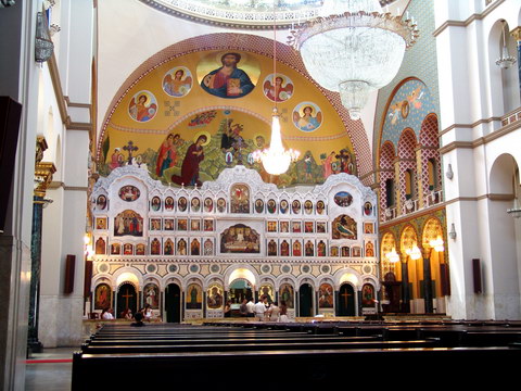 Ao contrrio dos catlicos os ortodoxos no adornam sua igrejas com formas tridimensionais